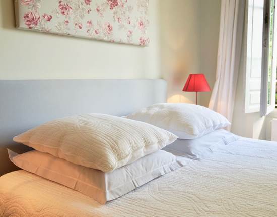 Chambre jasmin Lit queen size chambres d'hôtes la Rougeanne près de Carcassonne dans l'Aude