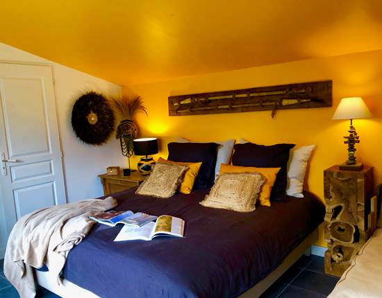 la chambre jaune  avec lit 180.