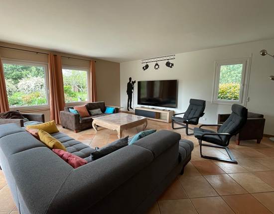 Salon lumineux avec fauteuils confortables