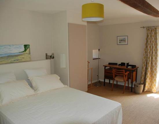 chambre 1, un lit double queen size