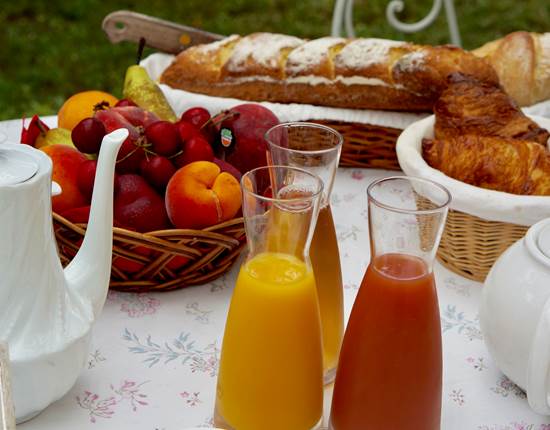 Chambre Petit déjeuner continental aux chambres d'hôtes la Rougeanne près de Carcassonne dans l'Aude