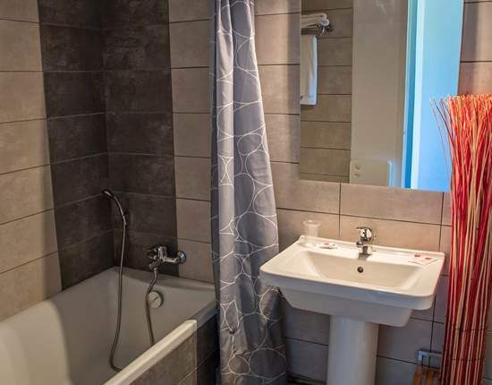 Salle de bain supérieure avec baignoire