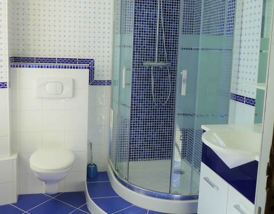 La salle d'eau :  douche 90 x 90 et lavabo