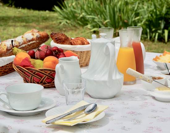 Petit déjeuner aux chambres d'hôtes la Rougeanne près de Carcassonne dans l'Aude