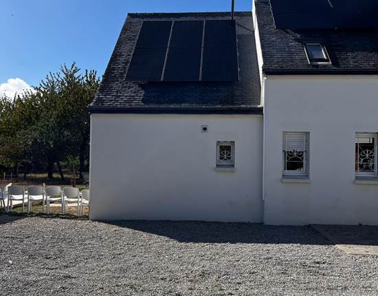 Maison produisant sa propre énergie solaire