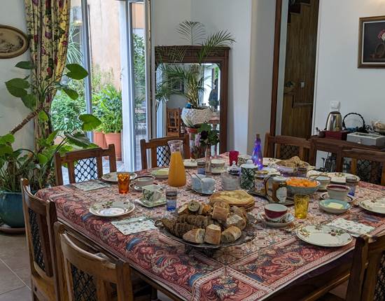 petit déjeuner de la Grenade bleue avec crêpes, gâteaux, confitures, muesli , compotes maison