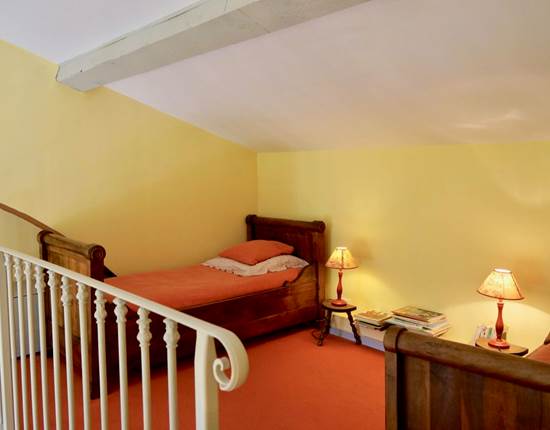 chambre familiale tomette avec lits enfants en mezzanine aux chambres d'hôtes la Rougeanne près de Carcassonne dans l'Aude