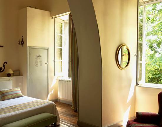Les fenêtres de la chambre d'hôtes Verveine à la Rougeanne à Carcassonne, Canal du Midi en Pays Cathare