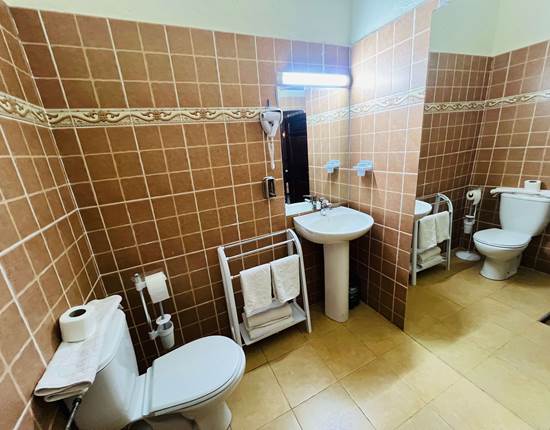 RIAD-AIT-BENHADDOU-Ouarzazate-Chambre-double-salle-de-bain