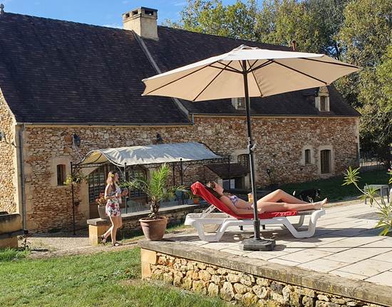 Jardin du gîte, avec piscine