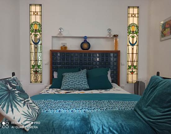 lit en céramique vintage, lampes kartell, vitraux  année 1926 de la Grenade bleue