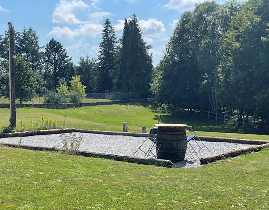 Terrain de pétanque éclairé