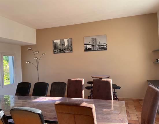 Salle a manger ensoleillee