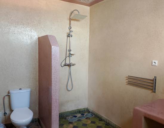 Chambre Patio Avec Salle de Bain Privative - Douche et Toilette