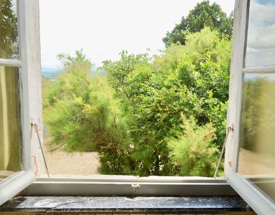 Vue sur le jardin depuis la chambre d'hôtes Verveine à la Rougeanne à Carcassonne, Canal du Midi en Pays Cathare