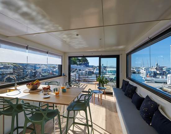 Lodge boat Fleur d'Ô - espace salon ©Y. Zedda