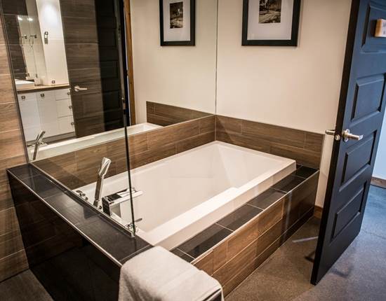 salle de bain privée de la chambre avec douche grande italienne et bain