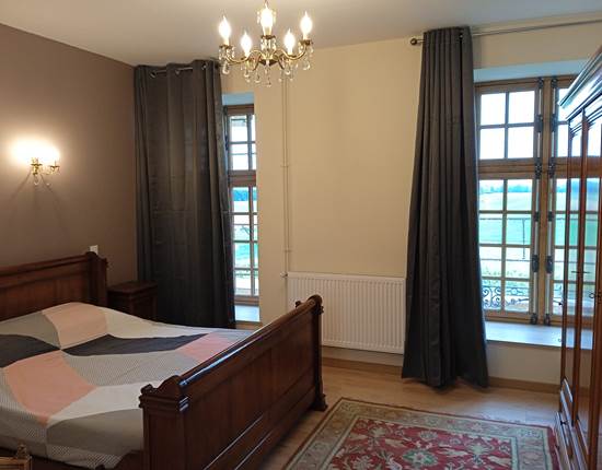 chambre 1 avec douche et baignoire