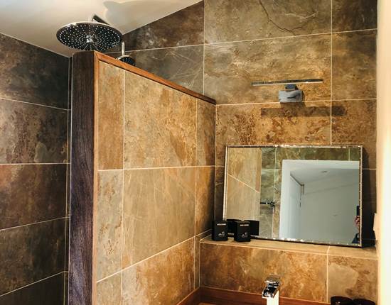 salle de bain chambre rouge