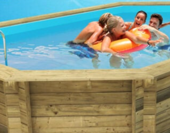 Piscine en bois de forme octogonale allongée (4,86m x 3,36m x 1,20m) Installée en avril 2026 sur une zone dédiée et clôturée (sécurisée), d’environ 80 m2 Piscine de rafraichissement, détente, et loisir avec son espace solarium et le mobilier adapté