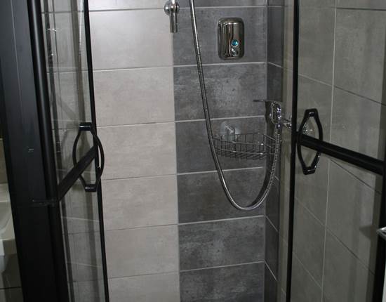 Salle de bain supérieure avec douche