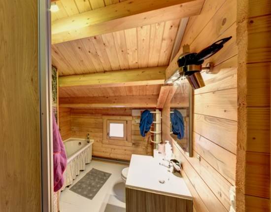 salle d'eau avec baignoire dans le gîte Puy Mary