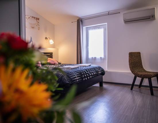 Chambre 3 Lit Fenêtre et fleurs