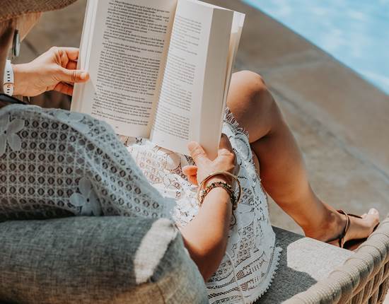lecture bord de piscine