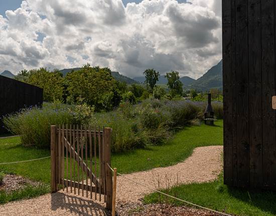 Cabane avec vue sur la montagne