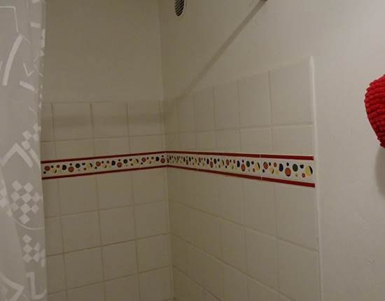 Douche distincte à côté de la salle de bain