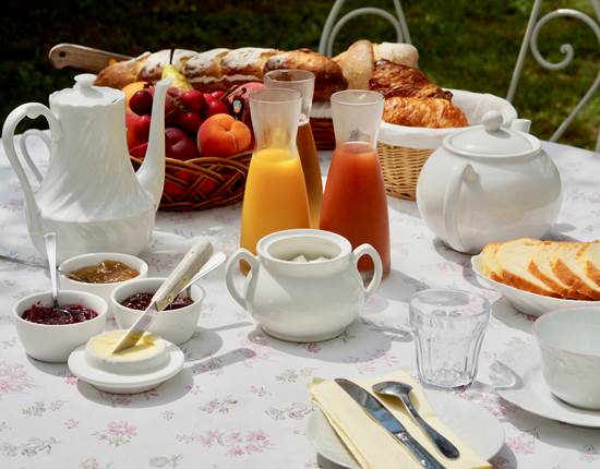 Petit déjeuner continental aux chambres d'hôtes la Rougeanne près de Carcassonne dans l'Aude