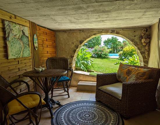 Moulin-Rouhaud-Suite-familiale-Ancolie-agapanthe-salon-de-jardin