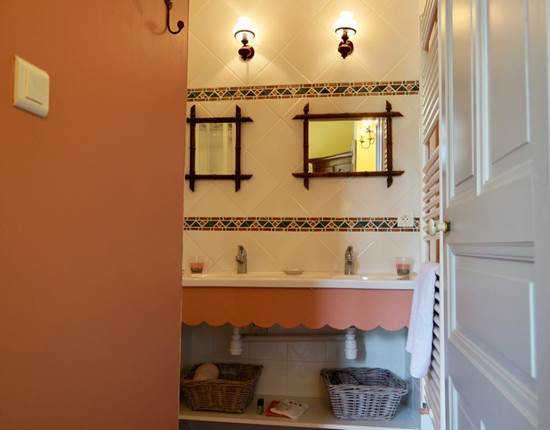 Salle de bain avec douche dans la chambre tomette aux chambres d'hôtes la Rougeanne près de Carcassonne dans l'Aude