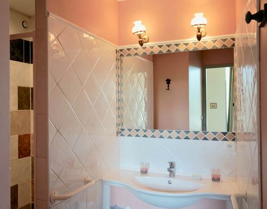 La salle de bain de la chambre d'hôtes Verveine à la Rougeanne à Carcassonne, Canal du Midi en Pays Cathare