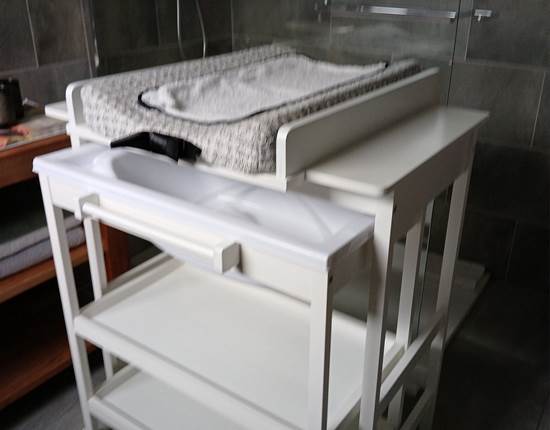 accueil bébé : table a langer et baignoire (sur demande)