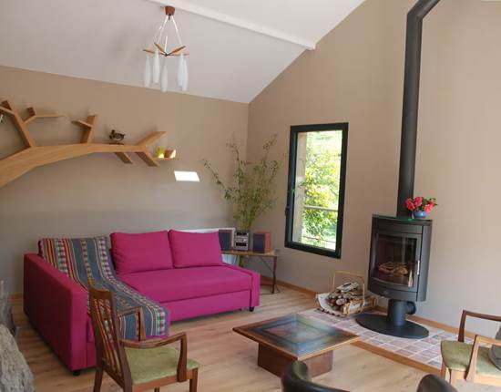 le salon et son poêle à bois pour une ambiance chaleureuse