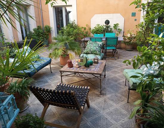 vue de la chambre sur le patio fleuri