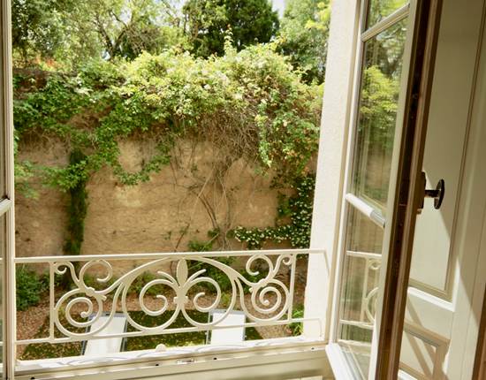 vue sur le jardin clos chambre romantique des chambres d'hôtes la Rougeanne près de Carcassonne