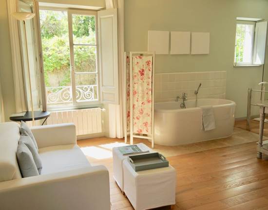 Salle de bain avec baignoire et coin salon aux chambres d'hôtes la Rougeanne près de Carcassonne