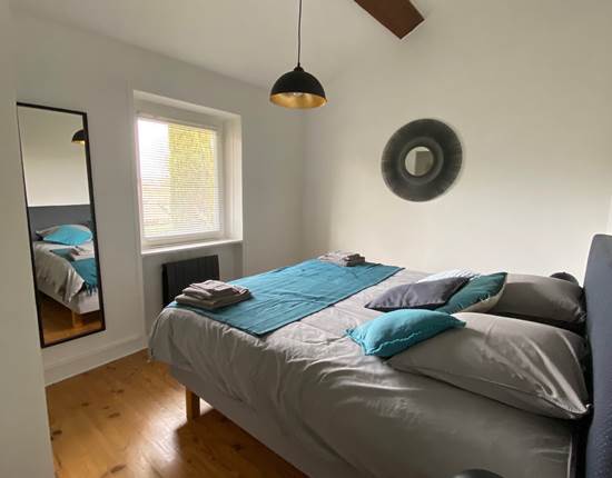 La chambre "Canard" avec lit king size 180, dressing et vue sur jardin. Possibilité d'ajout de lit bébé.