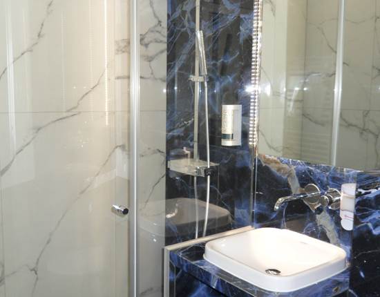 Salle de bain individuelle hotel jean bart paris 6 jardin du luxembourg