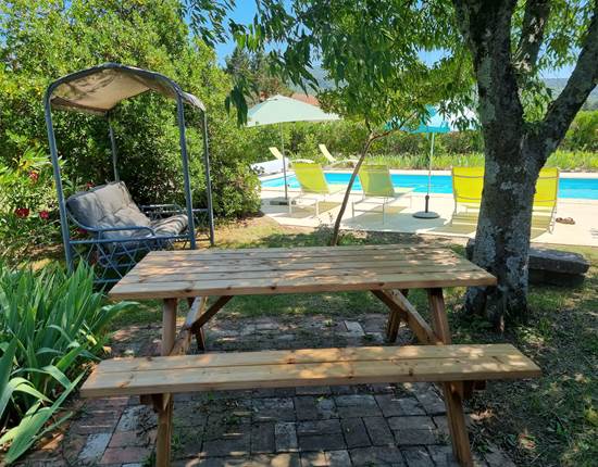 Balancelle côté piscine et coin repas