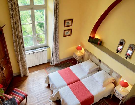chambre familiale tomette avec possibilité de lit jumeaux aux chambres d'hôtes la Rougeanne près de Carcassonne dans l'Aude