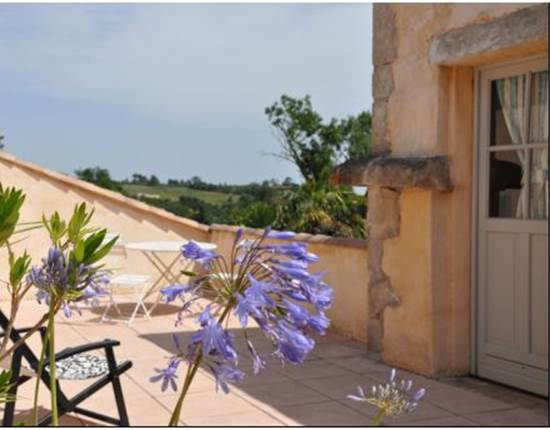 Terrasse de la Chambre familiale olivier aux chambres d'hôtes la Rougeanne près de Carcassonne dans l'Aude