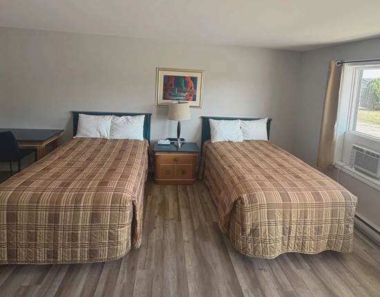 Chambre confortable avec 2 lits doubles