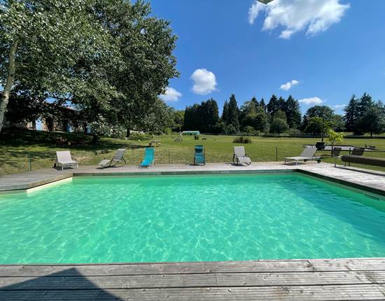 Piscine au milieu du parc