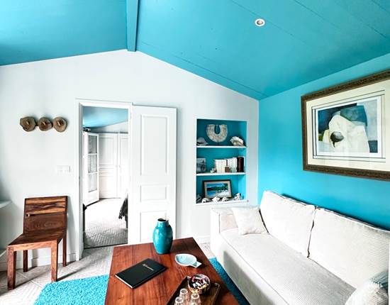 le salon de la chambre bleue