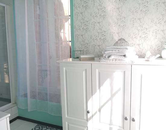 Maison Courbarien - chambre "Jade" avec 2 lits simples - salle d'eau détail