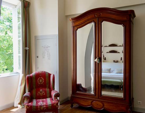 Le mobilier de la chambre d'hôtes Verveine à la Rougeanne à Carcassonne, Canal du Midi en Pays Cathare