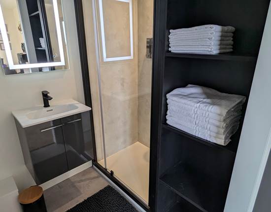 salle-de-bain-avec-linge-fourni